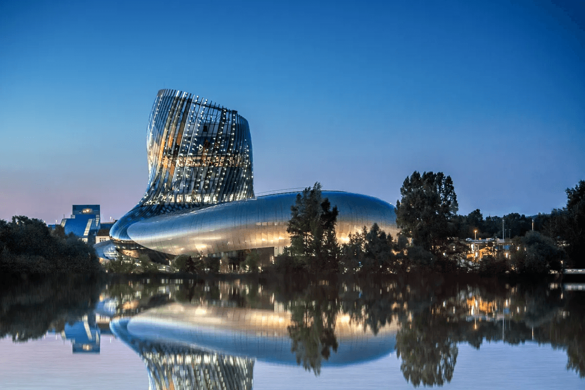 Cité du Vin Bordeaux : histoire, visite, tarifs et chiffres clés pour ses 10 ans